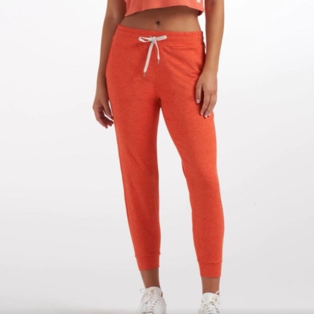 Vuori Performance Joggers in Orange/Coral Size M